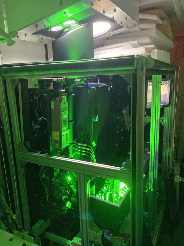 Inside the OCEANET container: The green laser light of the lidar device will shine in the polar night of Antarctica in the future. Lidar stands for "light radar".