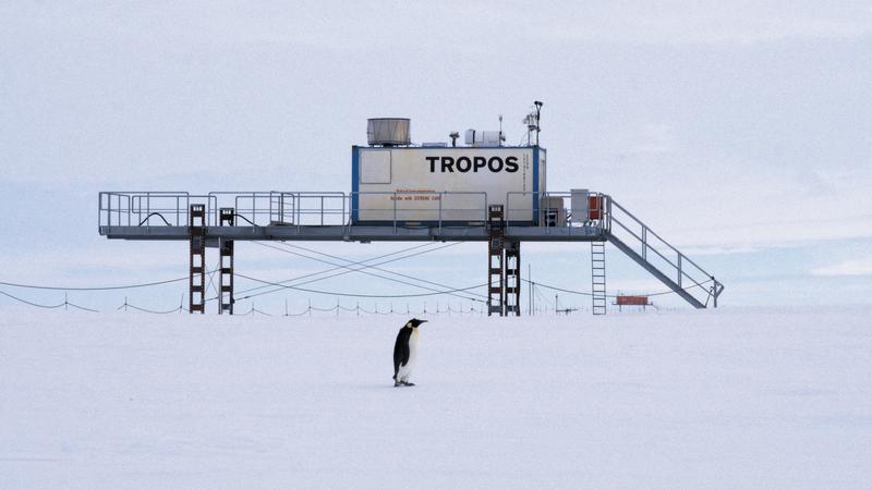 Der OCEANET-Atmosphere-Container befindet sich auf einer festen Plattform über dem antarktischen Schelfeis, die 2018 bereits ein Gewächshaussystem des internationalen EDEN-ISS-Projekts beherbergt hat.