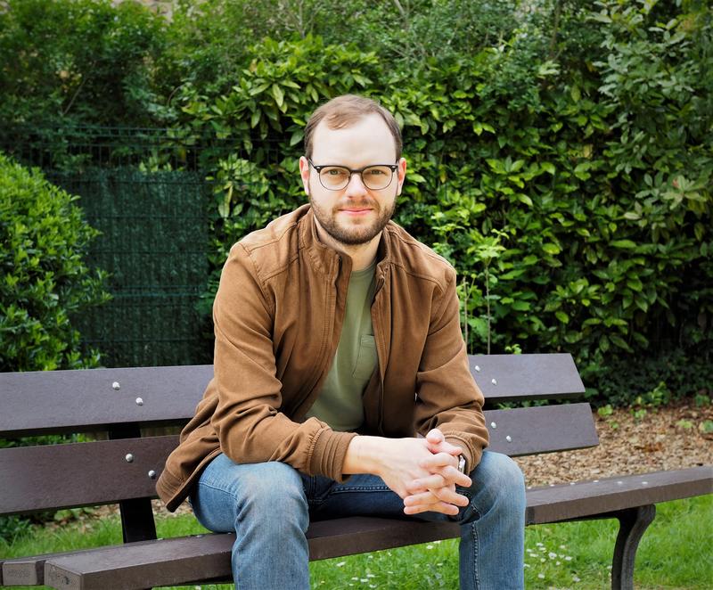 Seine Arbeit verbindet Fachbereiche, die auf den ersten Blick unterschiedlicher kaum sein könnten: Christof Weiß. 