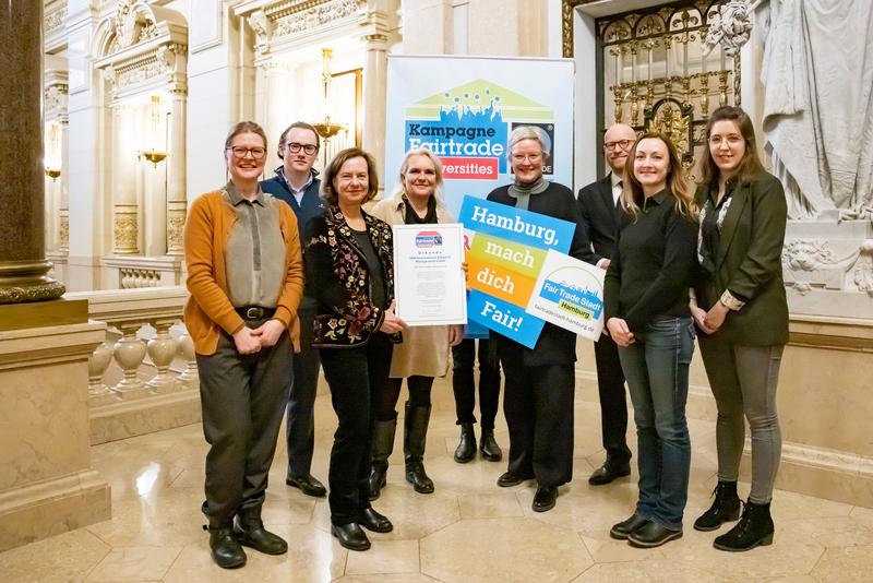 Bild/Bildtext: Professorin Dr. Nicole Fabisch und ihr Team erhielten die Urkunde Fairtrade-University im Hamburger Rathaus von Staatsrätin Almut Möller. 