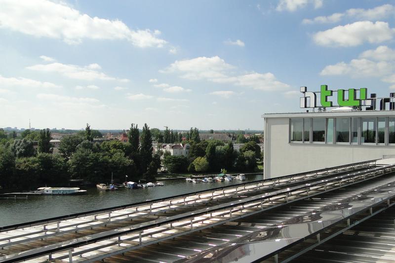 Dach mit Solarpanels an der HTW Berlin 