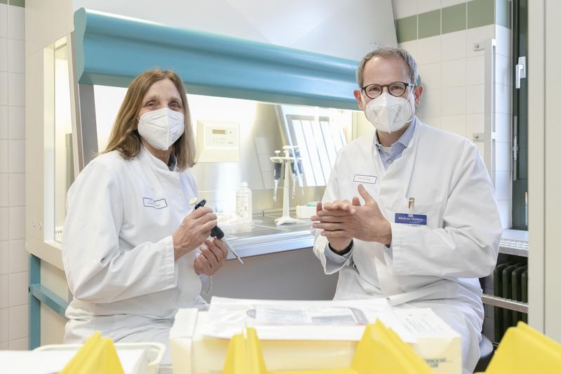 Chefarzt Prof. Dr. Stefan Knop und die Leitende Oberärztin Dr. Kerstin Schäfer-Eckart bieten Krebspatient*innen im Klinikum Nürnberg seit Kurzem eine neuartige Zelltherapie an.