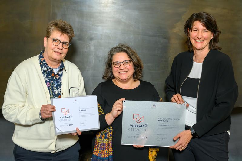 Sabine Pankuweit (von links) und Katharina Völsch nahmen das Zertifikat für die erfolgreiche Teilnahme am Diversity Audit "Vielfalt gestalten" von Andrea Frank, der stellvertretenden Generalsekretärin des Stifterverbandes, entgegen.