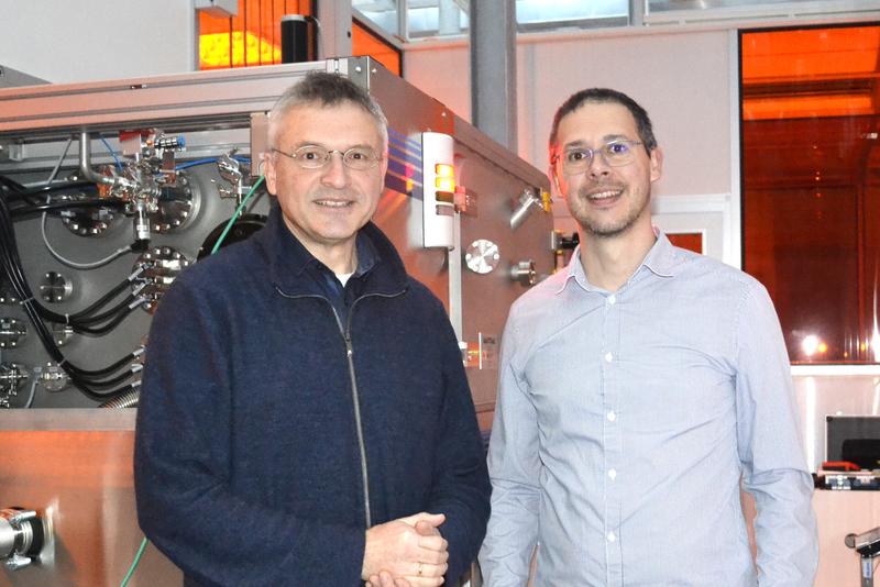 Professor Dr. Robert Brunner (li.) und Professor Dr. Tobias Pfeifroth (re.) am Reinraum der EAH Jena 