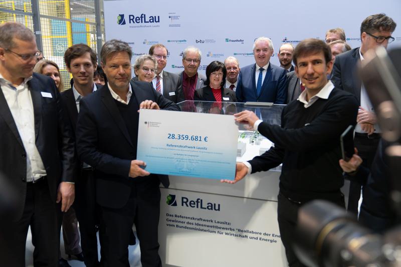 Bundeswirtschaftsminister Dr. Robert Habeck (li) überreicht den Zuwendungsbescheid an Dr. Ben Schüppel, Geschäftsführer RefLau GmbH. 