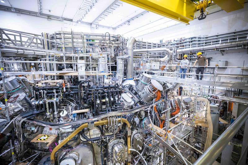 Experimenthalle mit Wendelstein 7-X in Greifswald. Die Fusionsanlage ist der modernste und größte Stellarator der Welt.