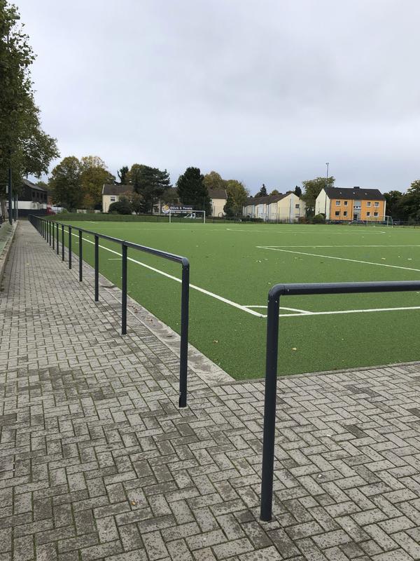 Kunstrasenplatz in Oberhausen: Infill auf dem Auslaufbereich