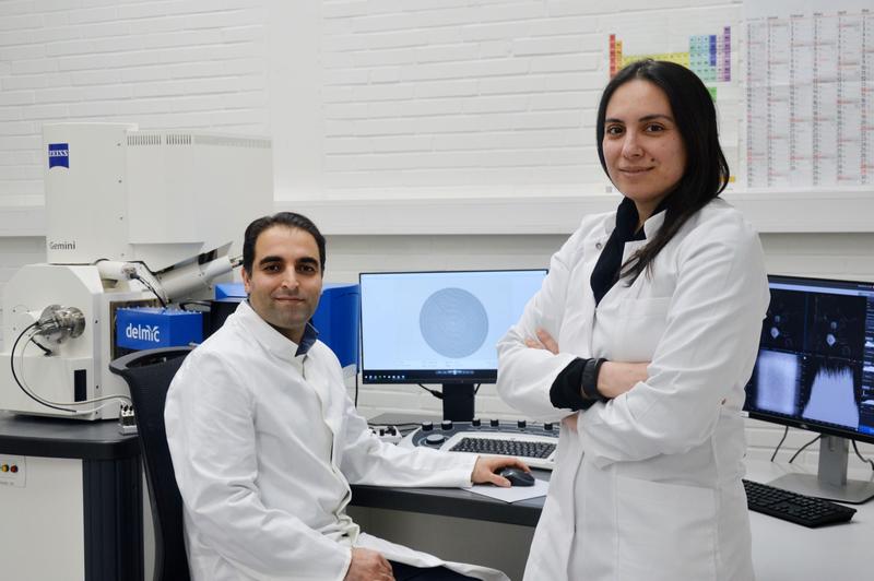 Prof. Nahid Talebi (right), together with Dr Masoud Taleb and other colleagues, has developed a method to capture processes at the nanoscale with ultrafast films using electron microscopes without laser.  