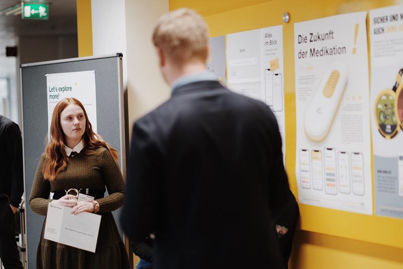 Foto: Mit ihrem Konzept „Die Zukunft der Medikation" hat Studentin Johanna Groß die HUK-Jury überzeugt.