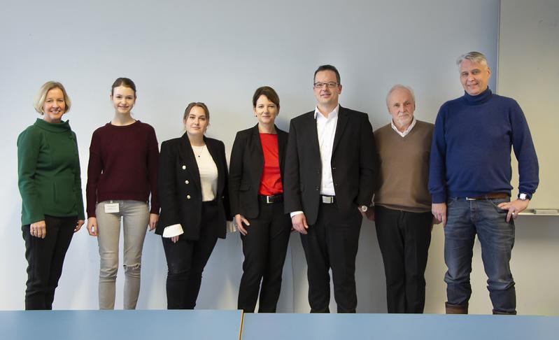 Astrid Kramer (Hochschulförderung der Frankfurt UAS), Julia Elisa Dovgan, Kristina Eydelman, Nicole Heringhaus, Dennis Vollmer (alle Frankfurter Sparkasse) sowie Alfred Hoffmann und Prof. Dr. Ralf Jasny (beide Frankfurt UAS)