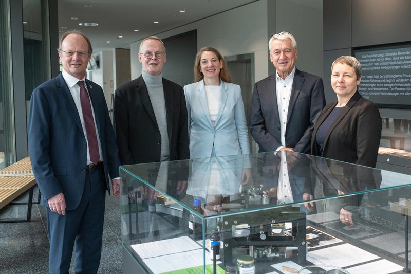 Universitätspräsident Prof. Michael Weber; Dr. Hans-Dieter Lippert und Annette Thierer (Vorstand Stiftung BINZ); Prof. Thomas Wirth, Dekan der Medizinischen Fakultät, und Bettina Rottke, Kaufmännische Direktorin des Universitätsklinikums (v.l.)