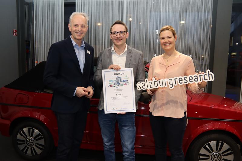 Der Gewinner des Open Innovation Wettbewerbs zum Thema Smartes Laden von E-Fahrzeugen (v.l.n.r.): Siegfried Reich (Salzburg Research), Andreas Schröfegger (Gewinner), Diana Wieden-Bischof (Salzburg Research) 
