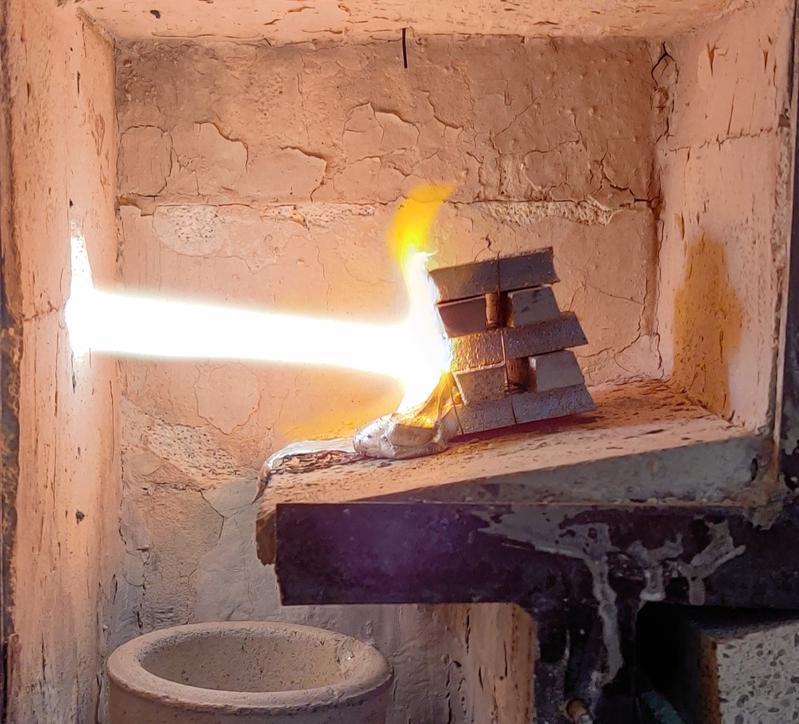 Schmelzen von Aluminiummasseln mit elektrischer Plasmafackel. 