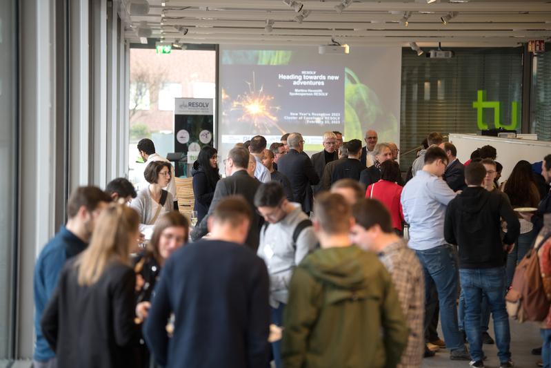 Beim RESOLV-Neujahrsempfang kamen viele beteiligte Wissenschaftler*innen und Studierende im Rudolf-Chaudoire-Pavillon auf dem Südcampus der TU Dortmund zusammen.