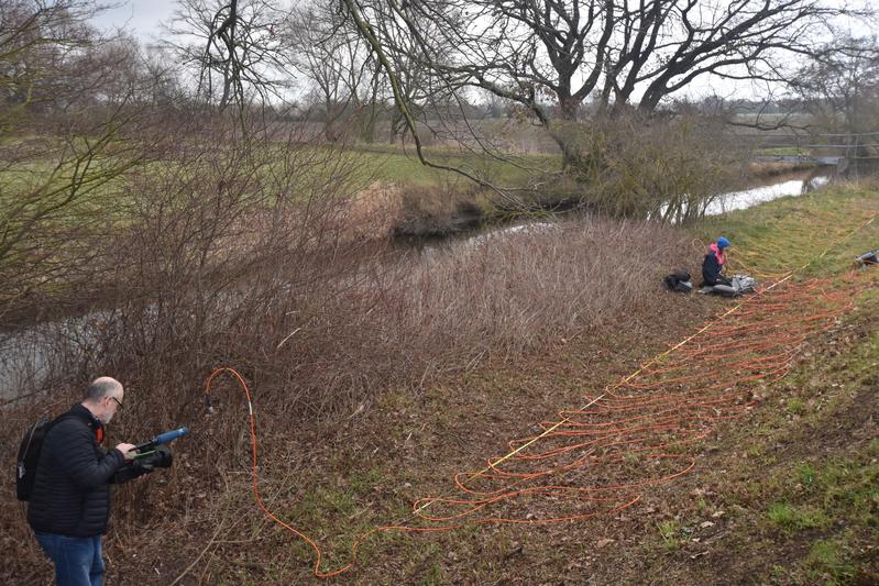 Mithilfe geophysikalischer Untersuchungen, Bohrungen und kleinerer archäologischer Ausgrabungen soll die Geschichte des Landgrabens erforscht werden. (Foto: Lars Görze, Landesamt für Denkmalpflege)