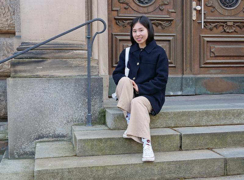 Mai Chi Hoang in Würzburg vor der Uni am Sanderring. Sie ist im Studiengang Deutsch-Französische Studien eingeschrieben, der im Winter 2022 an den Start ging.