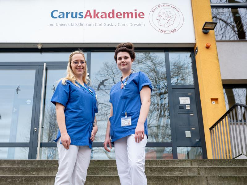 Emily Teichert (r.) und Christin Buchheim sind zwei der 22 Auszubildenden, die im ersten Jahrgang der Generalistik in der Carus Akademie den Pflegeberuf erlernt haben. Im März starten sie in den beruflichen Alltag am Uniklinikum Dresden.