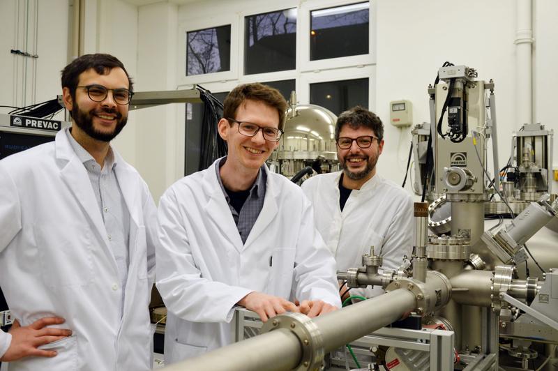 Doctoral researcher Igor Barg (from left) and the junior research group leaders Stefan Schröder and Fabian Schütt developed the material for the elastic conductor.