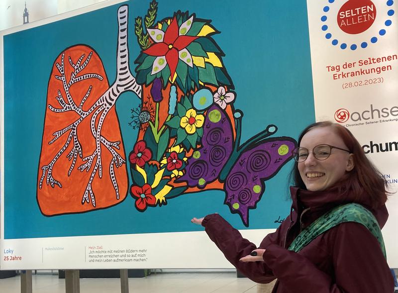 Anke Schmidt ist stolz darauf, dass ihr Bild in stattlicher Größe nun für mehrere Wochen in fünf großen Bahnhöfen Deutschlands zu sehen ist.