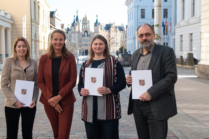 Prof. Dr. Grischa Merkel, Ministerin Bettina Martin, Prof. Dr. Wenke Mückel, Prof. Dr. Olaf Hagendorf 