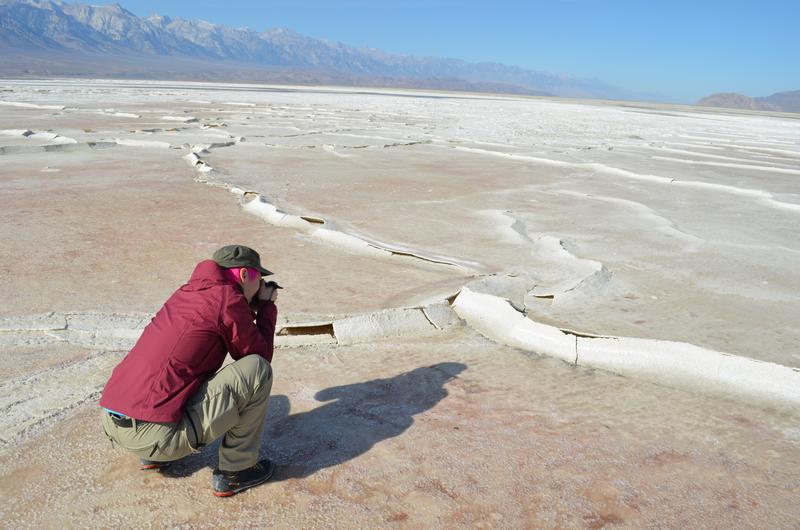 Jana Lasser bei der Feldstudie in der Salzwüste im kalifornischen Death Valley. 