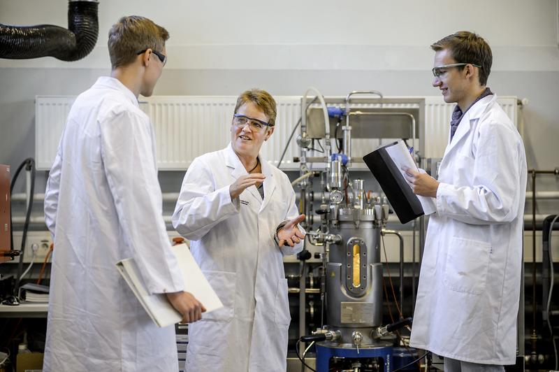 Prof. Dr. Angela Hamann-Steinmeier ist Leiterin des Studiengangs „Energie-, Umwelt- und Verfahrenstechnik“ an der Hochschule Osnabrück. Nachhaltigkeit, Recycling, Luft- und Wasserreinigung, Regenerative Energieanlagen – das sind wichtige Themen im Studium.