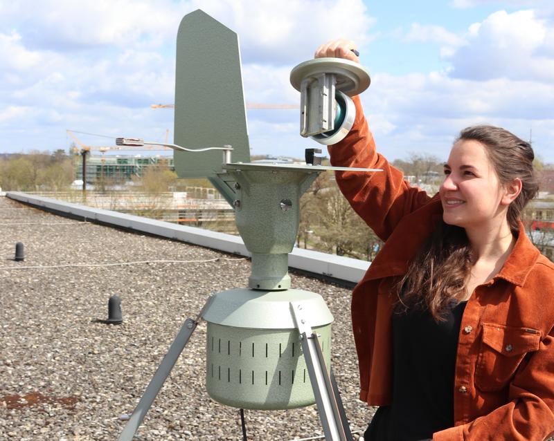 Bereits jetzt nutzen die Forschenden auf dem Dach der Wirtschaftswissenschaftlichen Fakultät Ingolstadt der KU eine Pollenfalle, um kontinuierlich den Pollenflug im städtischen Gebiet zu erforschen. Im Projekt werden weitere Messstellen entstehen.