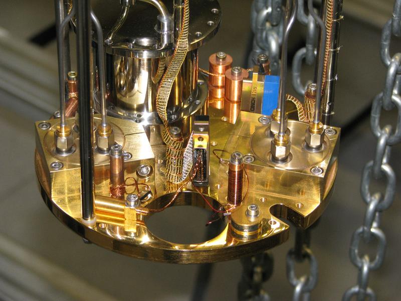 Ultratieftemperatur-Kryostat mit Thermometern und Verkabelung 