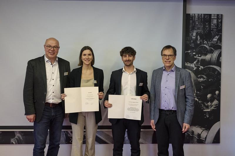 Die Preisträger*innen Kim Helder und Simon Wagner (Mitte) bei der Preisverleihung in Berlin.