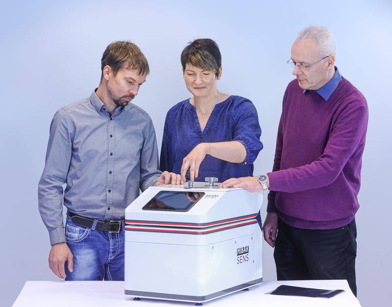 Das Dresdner Unternehmen Sempa Systems GmbH wird das marktreife HiBarSens® Messgerät basierend auf der neuen Technologie anbieten. Im Bild: Susann Kleber (Mitte) und Dr. Wulf Grählert (r.) vom Fraunhofer IWS sowie Johannes Grübler (l.) von Sempa Systems.