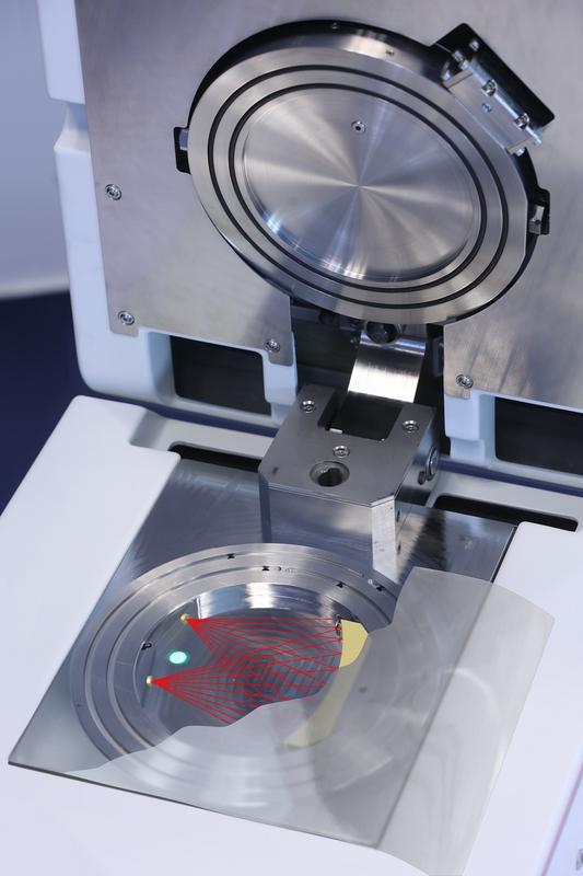 Infrared laser beams and fluorescence quenching can be used to simultaneously investigate the water vapor and oxygen permeability of barrier films. The measurement technique is used in OLED technology, medical technology and the food industry.