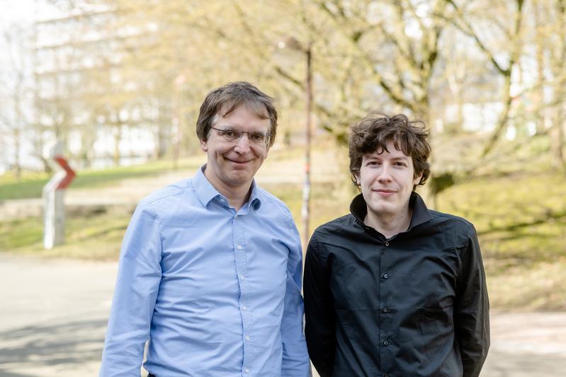 Albert Newen (links) und Leonard Dung arbeiten am Institut für Philosophie II der Ruhr-Universität.