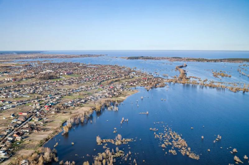 Der beschädigte Irpin-Damm und die überflutete Landschaft um das Dorf Demydiv nördlich von Kiew, Ende Februar 2022. 