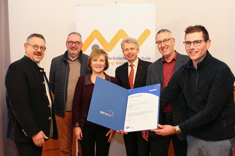 Von links: Rudolf Miller (TÜV Nord), Erwin Wittmann (Technischer Leiter), Vizepräsidentin Prof. Dr. Christiane Hellbach, Hochschulpräsident Prof. Dr. Clemens Bulitta, Prof. Dr. Burkhard Berninger und Georg Klampfl (Umweltmanagementbeauftragter)