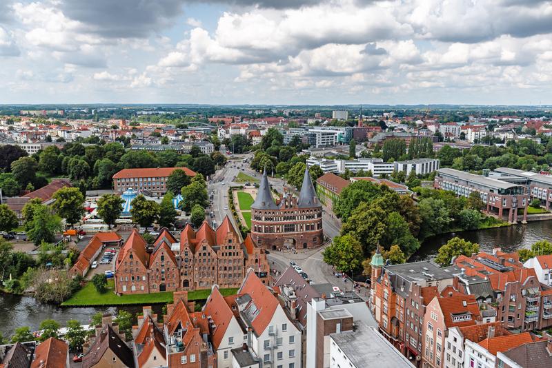 Luftaufnahme von Lübeck: Der Tagungsort der FM 2023.