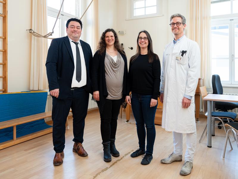 Prof. Marcus Neudert (r.) und Therapeutin Dominic Kronesser betreuen Elisabeth Schumann, die mit einem CI hört. Frank Ohi (l.), Kaufmännischer Vorstand des Klinikums, plädiert für transparente Versorgungsstrukturen, um Betroffenen schnell zu helfen.