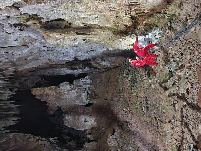 Höhlensystem in Kantabrien, Spanien: die Forscher unterwegs in der Escalon-Höhle beim Untersuchen der Biofilme aus Cyanobakterien, die an den Höhlenwänden wachsen. 