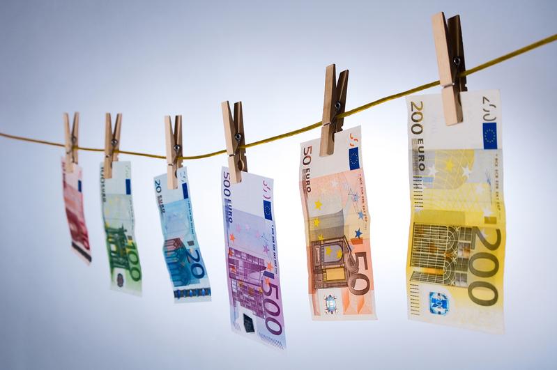 Prof. Dr. Kilian Wegner forscht zum aktuellen EU-Reformprozess zur Bekämpfung von Geldwäsche, damit in Deutschland effizienter gegen Straftaten vorgegangen werden kann. Dazu bindet er Politik, Wirtschaft und Behörden akiv ein.