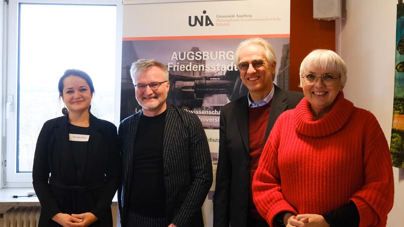 Staatsministerin Claudia Roth eröffnete mit Christina Pauls (Universität Augsburg), Jürgen Enninger (Stadt Augsburg) und Prof. Dr. Christoph Weller (v.l.n.r.) die erste Tagung des Bayerischen Zentrums für Friedens- und Konfliktforschung.