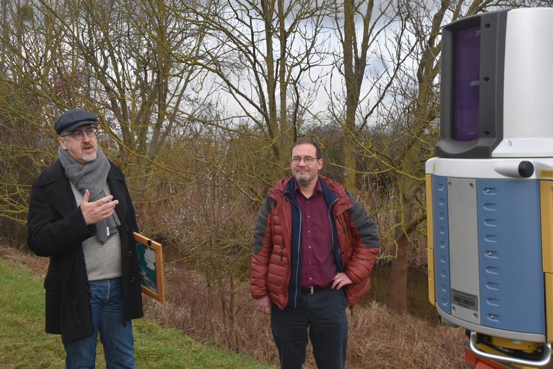 The explorations at the Landgraben will take several years. From left: Dr. Thomas Becker, State Service for Heritage Protection and Management Hesse, Prof. Markus Scholz, Goethe University. 