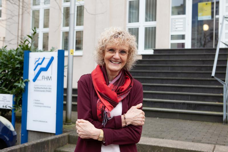 Prof. Dr. Roswitha Gembris mit der Geste zum Weltfrauentag.