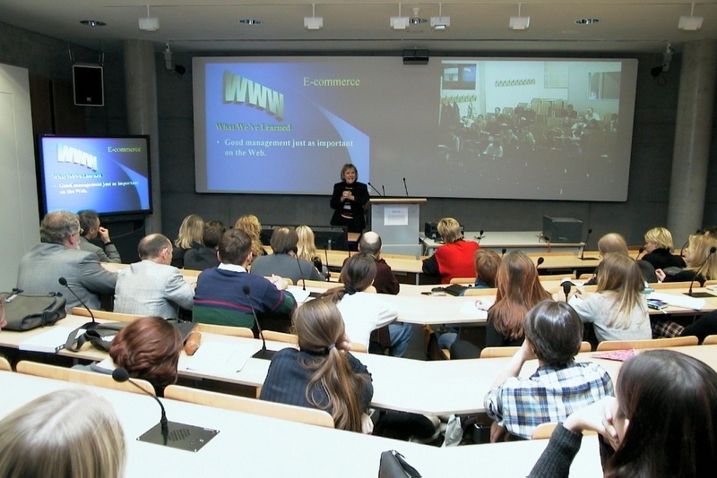 Professorin Paula Saunders hielt im Multimediahörsaal eine Vorlesung zu "Internetmarketing in den USA". Foto: Lautenschläger