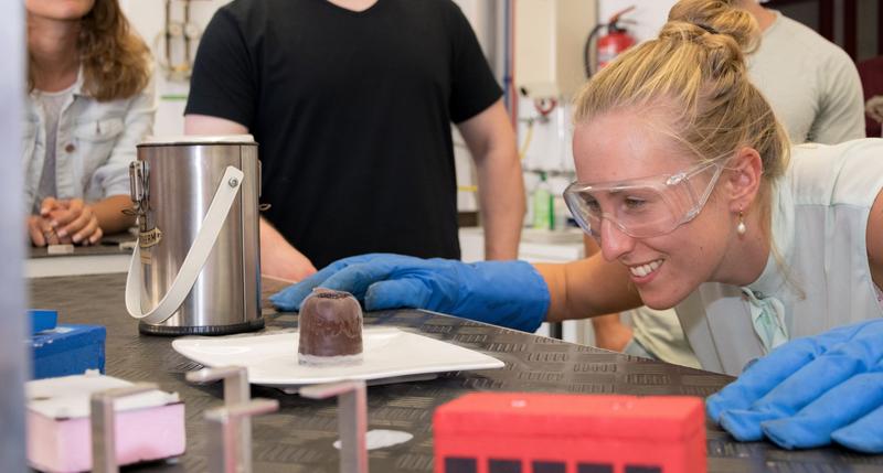 Das Hessen-Technikum bietet mit einem sechsmonatigen Orientierungsprogramm im MINT-Bereich (Fach-)Abiturientinnen die Chance, MINT bei einem Schnupperstudium und in zwei Praktika auszuprobieren. 