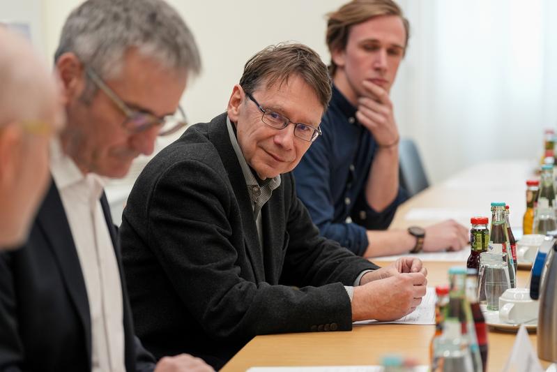 Uwe Jun, Vorstand des Trierer Instituts für Demokratie- und Parteienforschung, stellte bei einer Pressekonferenz das geplante Forschungsvorhaben vor. 