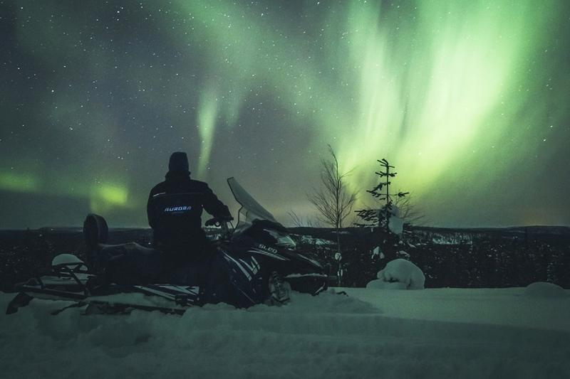 Aurora Powertrains stammt aus Lappland und ist der weltweit erste Anbieter von geführten Touren mit elektrischen Schneemobilen. Die Reichweite des eSled beträgt bis zu 100 Kilometer.