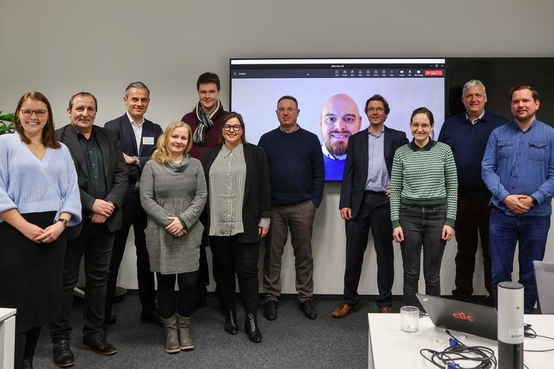 Team des Projekts »Künstliche Intelligenz für nachhaltige Lebensmittelqualität in Lieferketten«, kurz KINLI, beim Kickoff-Treffen am Fraunhofer-Institutszentrum Schloss Birlinghoven.