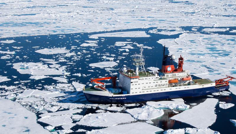 Forschungsschiff Polarstern auf Expedition PS86 im grönländischen Eis, etwa 4000 m oberhalb der westlichen vulkanischen Zone des Gakkelrückens. 