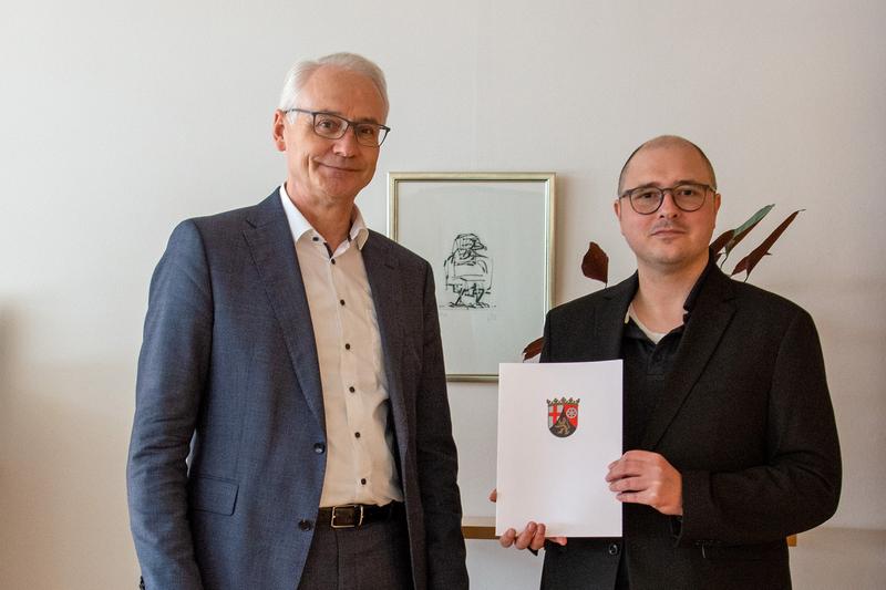 Prof. Dr. Karl Stoffel (links), Präsident der Hochschule Koblenz, und Prof. Dr. Patrick Philipp bei der Ernennung. 