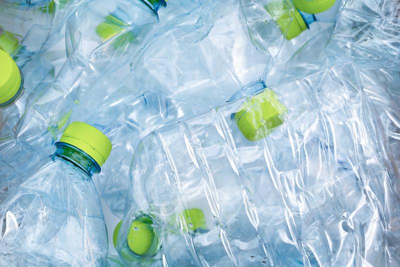 Der Kunststoff PET, aus dem zum Beispiel Plastikflaschen hergestellt werden, ist in der Umwelt allgegenwärtig. 