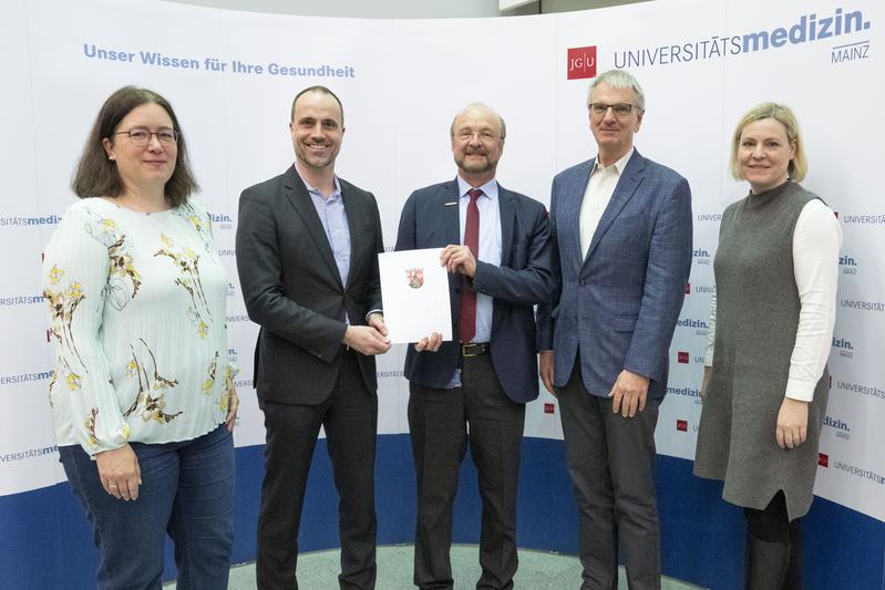 Gesundheitsminister Clemens Hoch überreicht der Universitätsmedizin Mainz einen Förderbescheid in Höhe von 1,2 Millionen Euro für das "Clinician Scientist Programm des Centre for Healthy Ageing" (CHANCE).